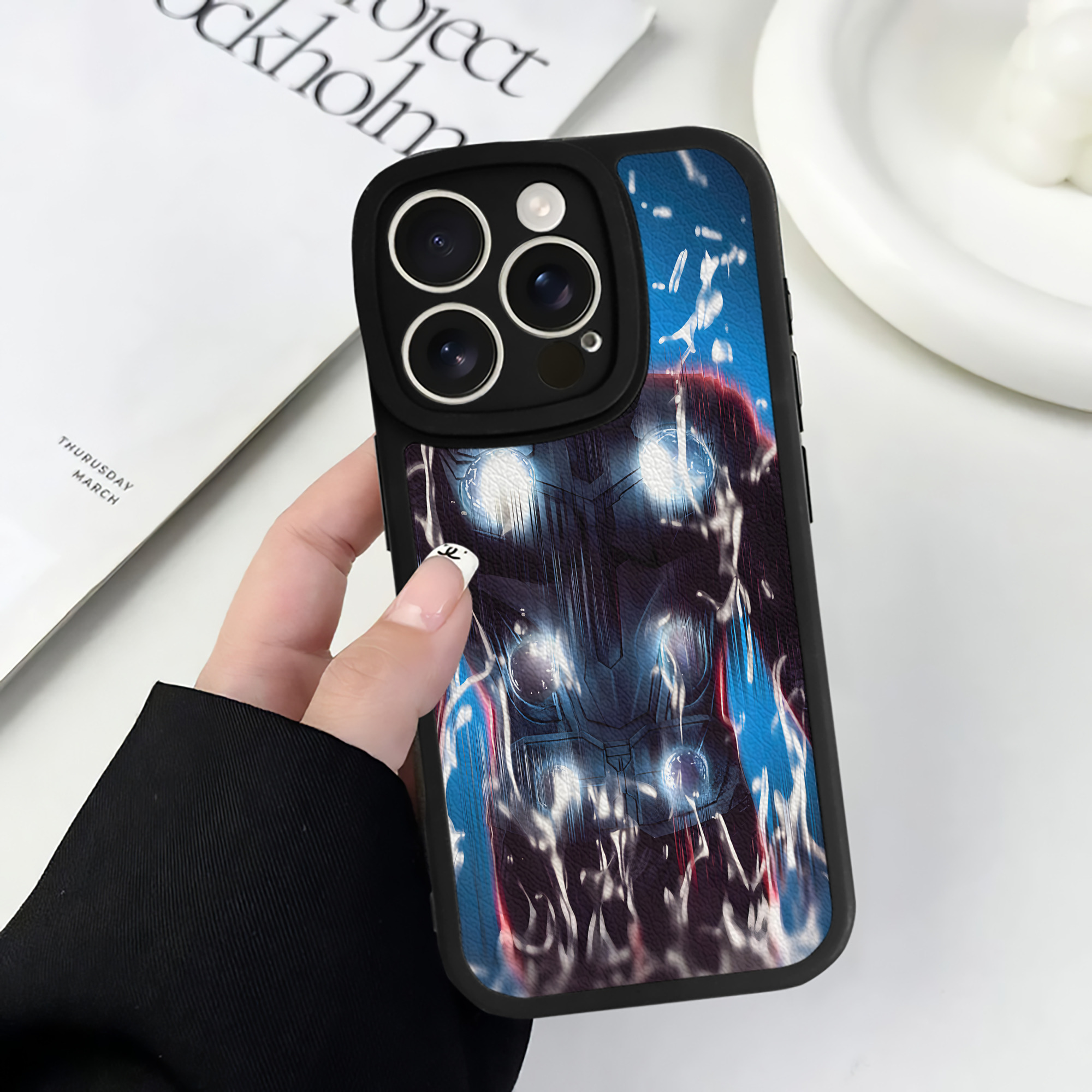 （画像用） アベンジャーズ The Avengers 【iPhone 16シリーズ対応】シリコンスマホケース（レザー調） 材質：シリコン